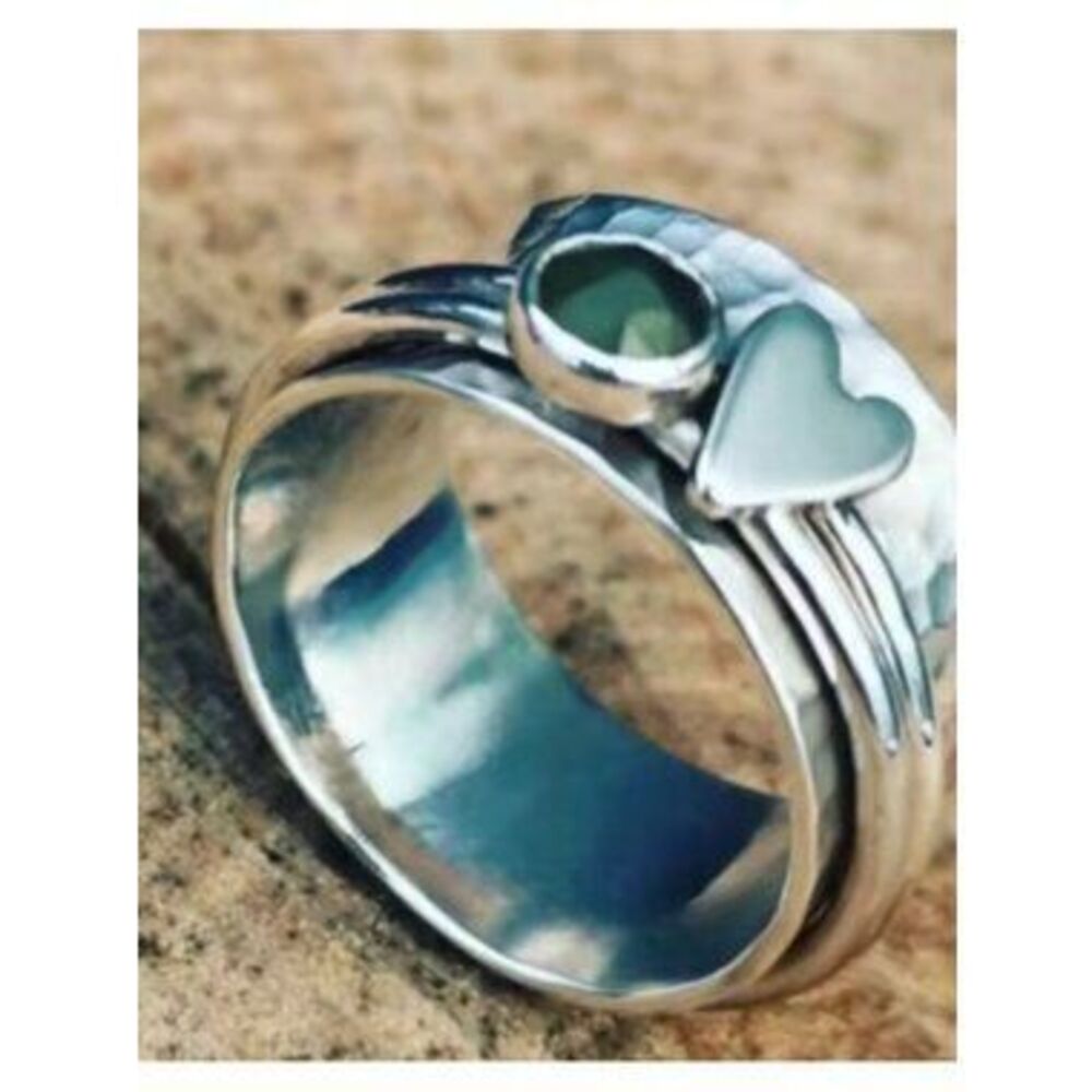Emerald Heart? Spinner Ring | Silver Plated